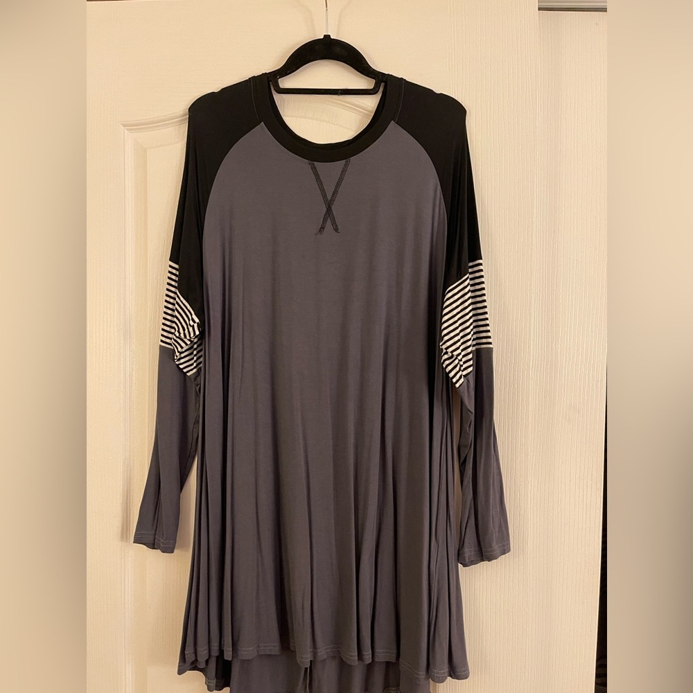 Tunic, high-low, long-sleeved, grey/black/white stripes. 4X